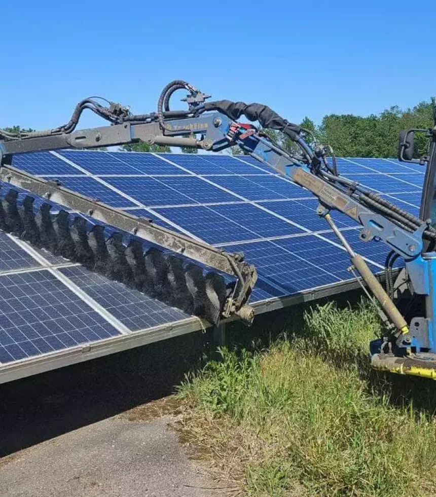 Reinigung von Solaranlagen für Industrie Photovoltaik für Solarparks PV Reinigung für Gewerbeanlagen berlin potsdam oranienburg reinigungsfirma angebot